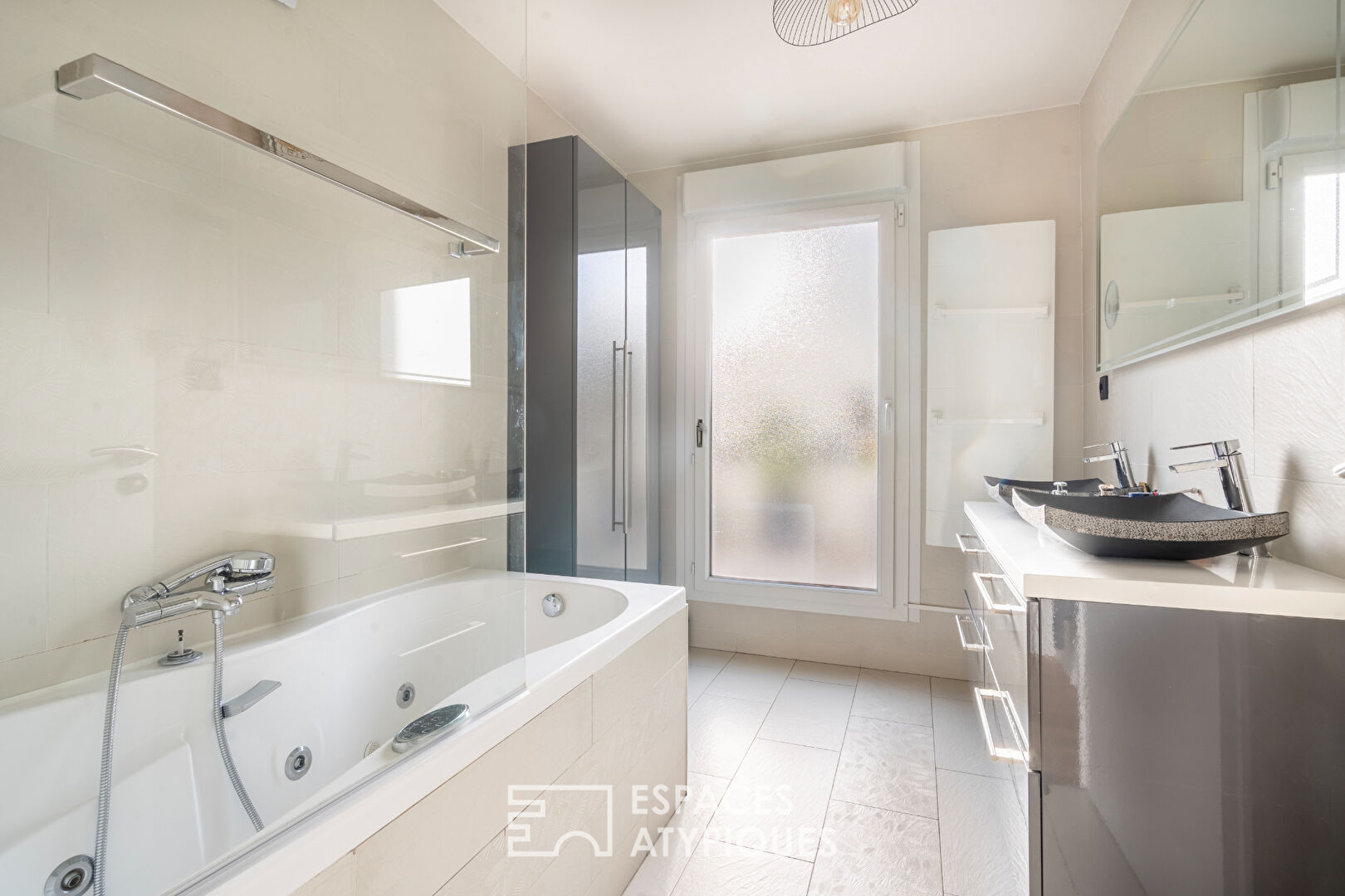 Appartement en dernier étage avec terrasse face à la Seine