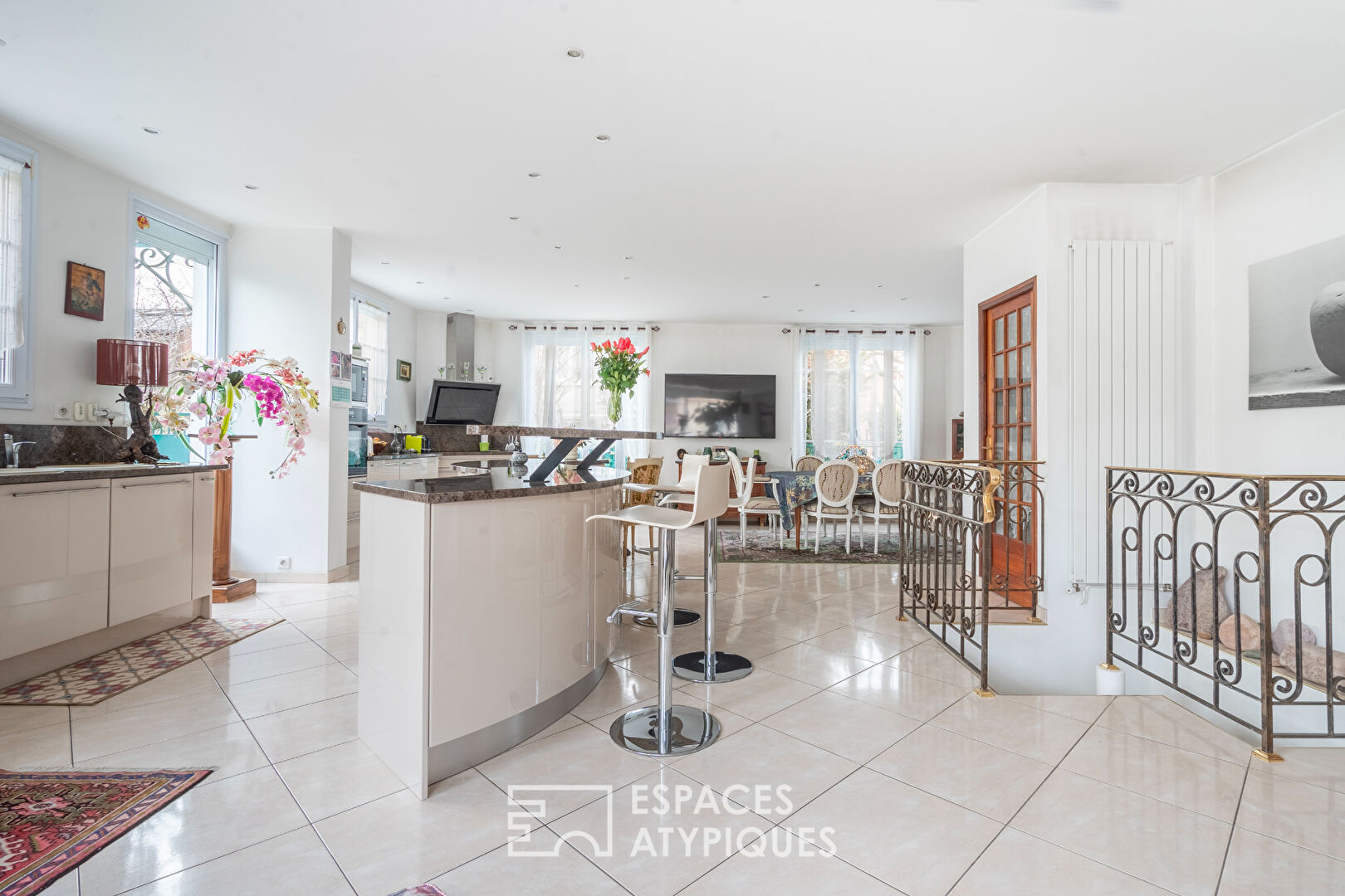 Maison familiale avec espace professionnel au Charentonneau