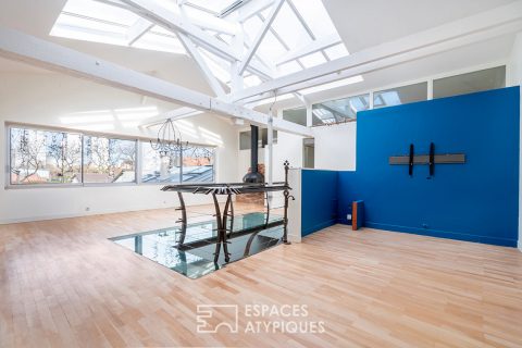 Duplex lumineux sous verrière à la lisière de Paris