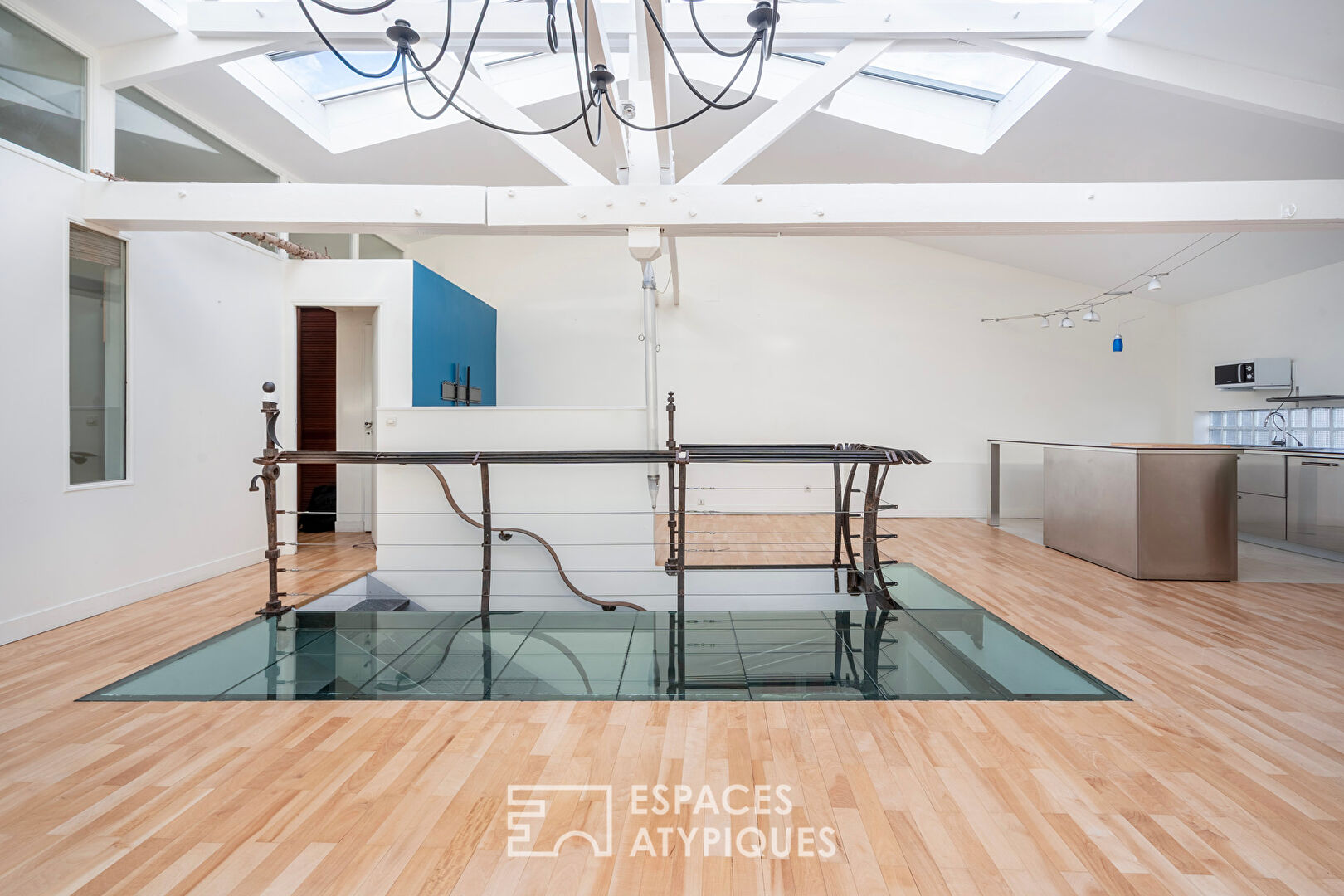 Duplex lumineux sous verrière à la lisière de Paris