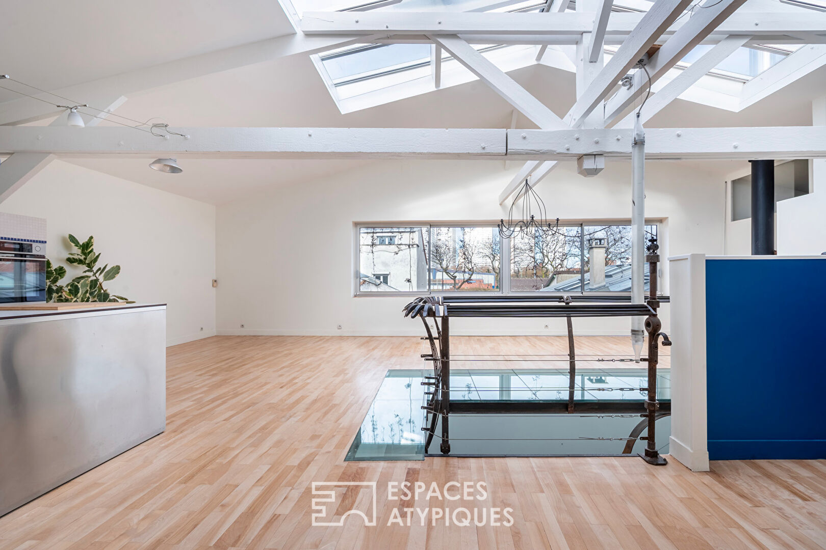 Duplex lumineux sous verrière à la lisière de Paris