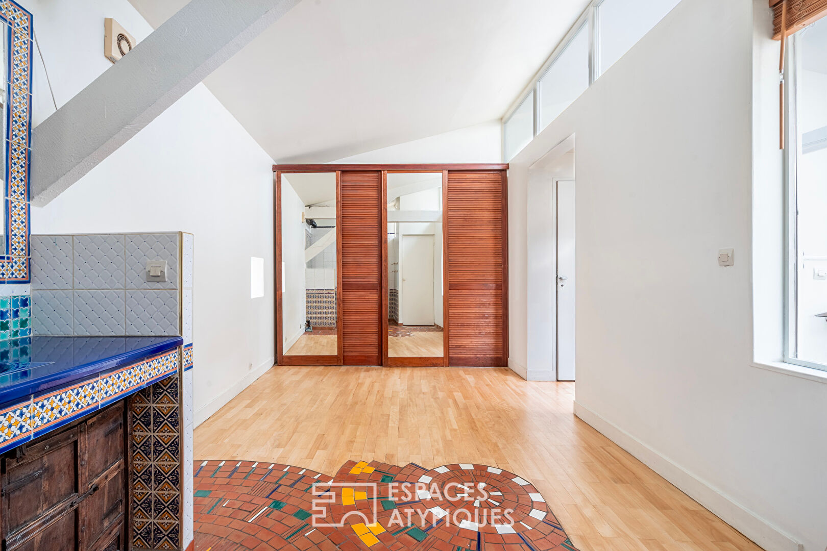 Duplex lumineux sous verrière à la lisière de Paris