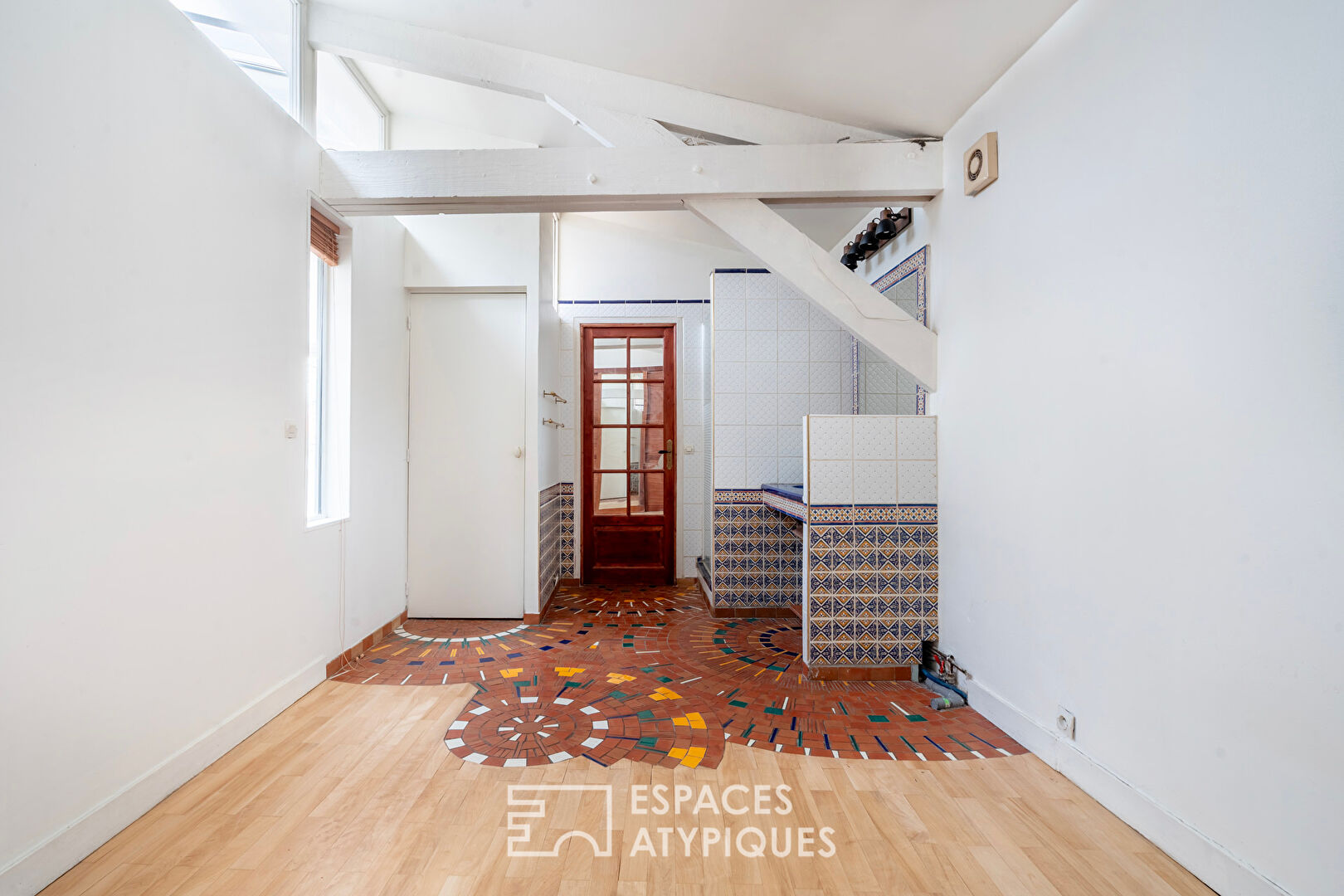 Duplex lumineux sous verrière à la lisière de Paris