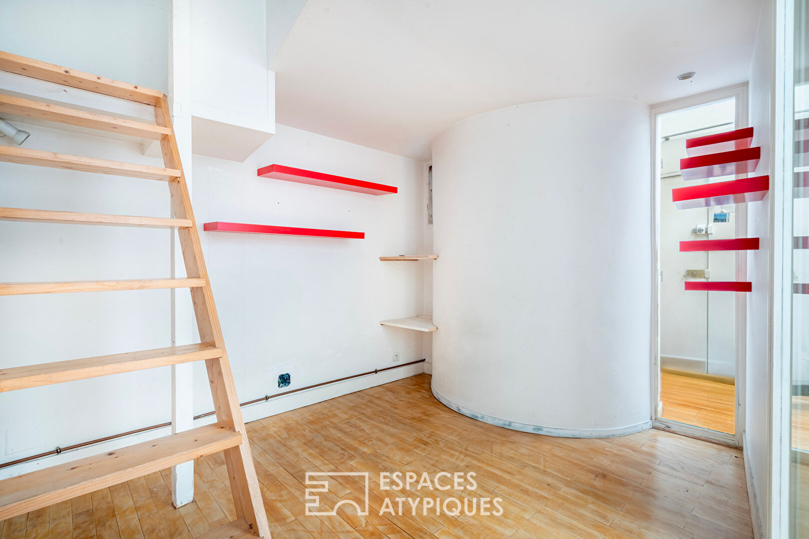 Duplex lumineux sous verrière à la lisière de Paris
