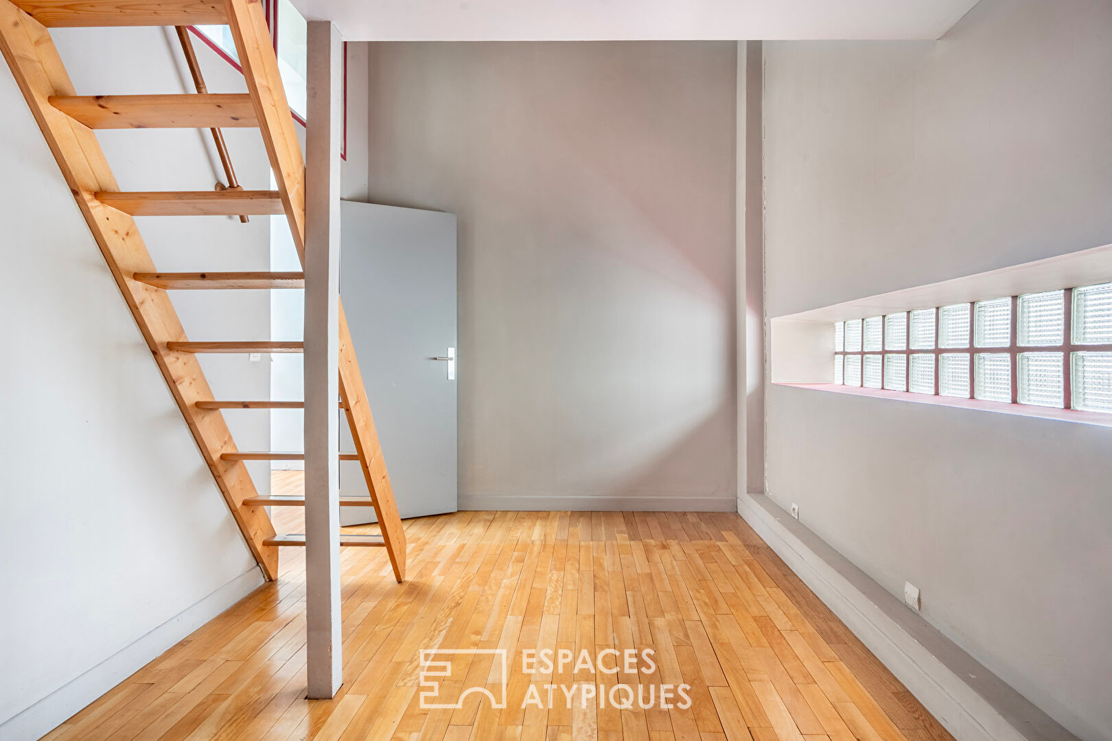 Duplex lumineux sous verrière à la lisière de Paris
