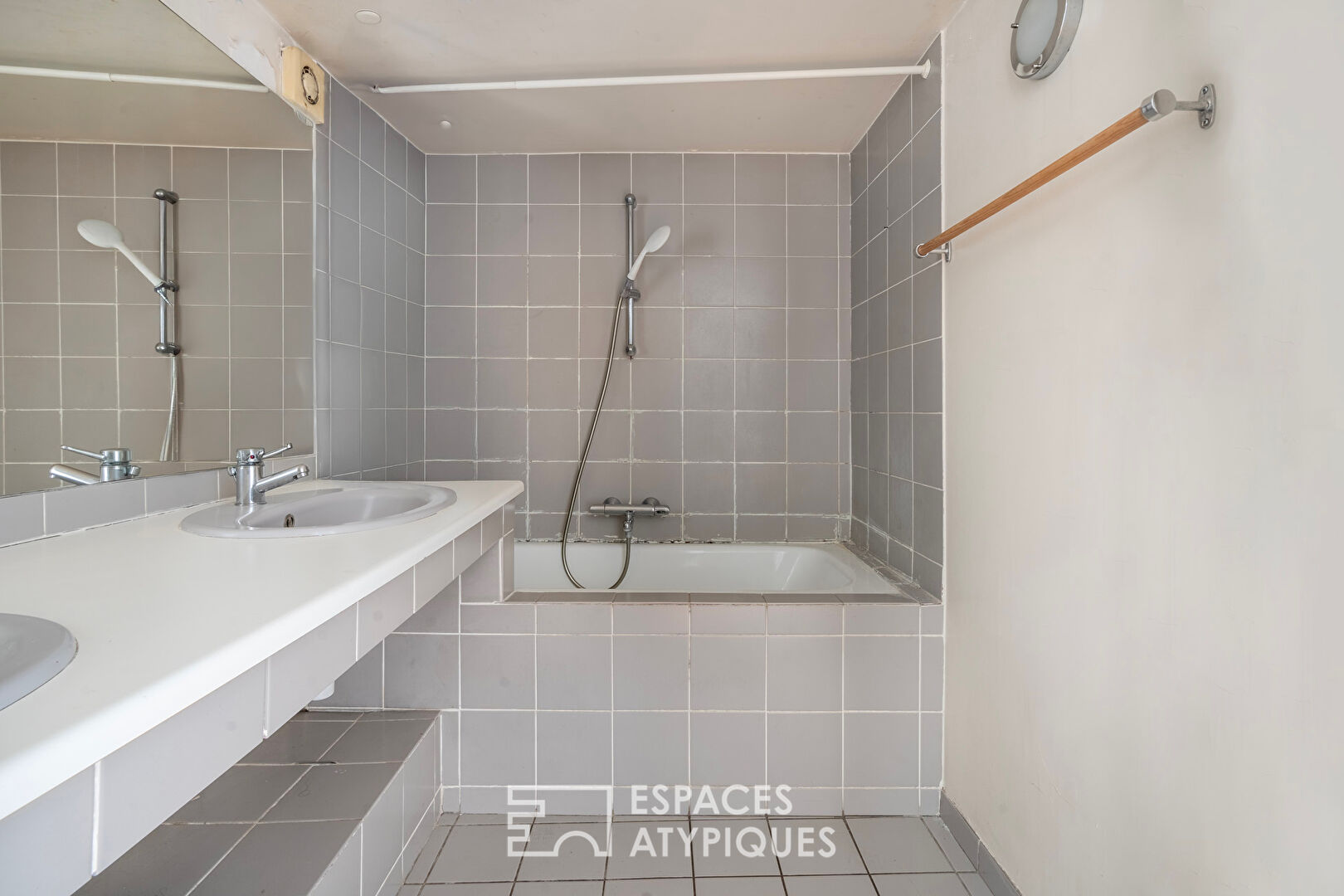 Duplex lumineux sous verrière à la lisière de Paris