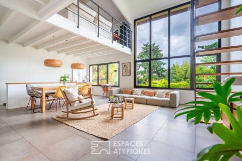 Maison meulière contemporaine avec jardin bucolique