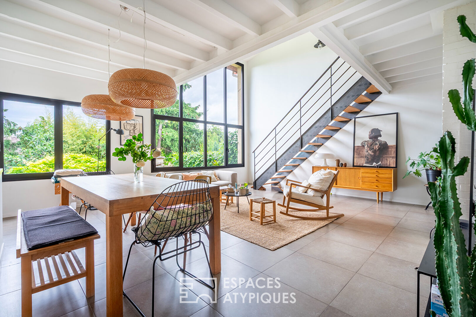Maison meulière contemporaine avec jardin bucolique