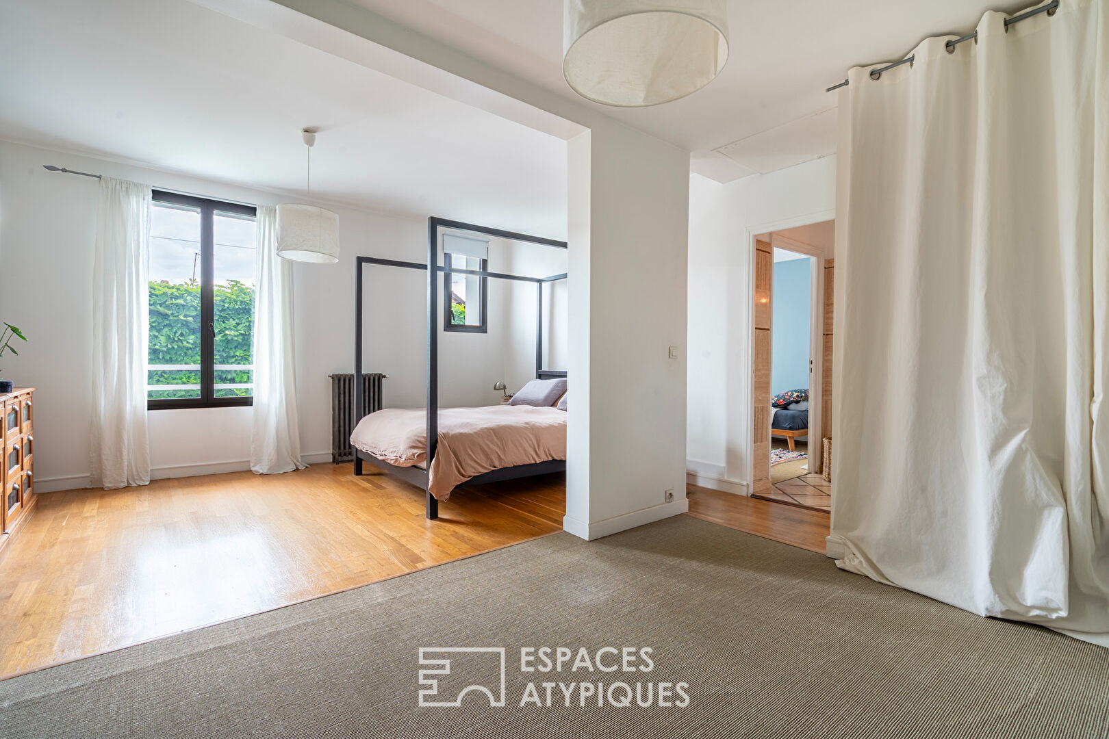Maison meulière contemporaine avec jardin bucolique