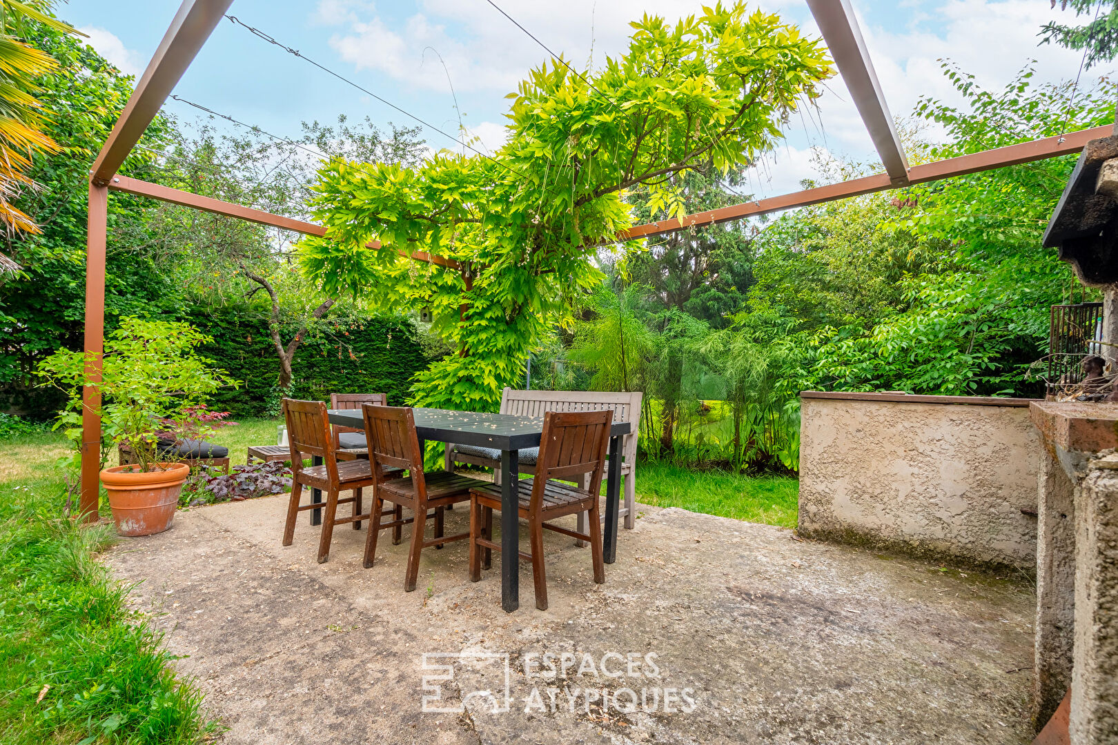 Maison meulière contemporaine avec jardin bucolique
