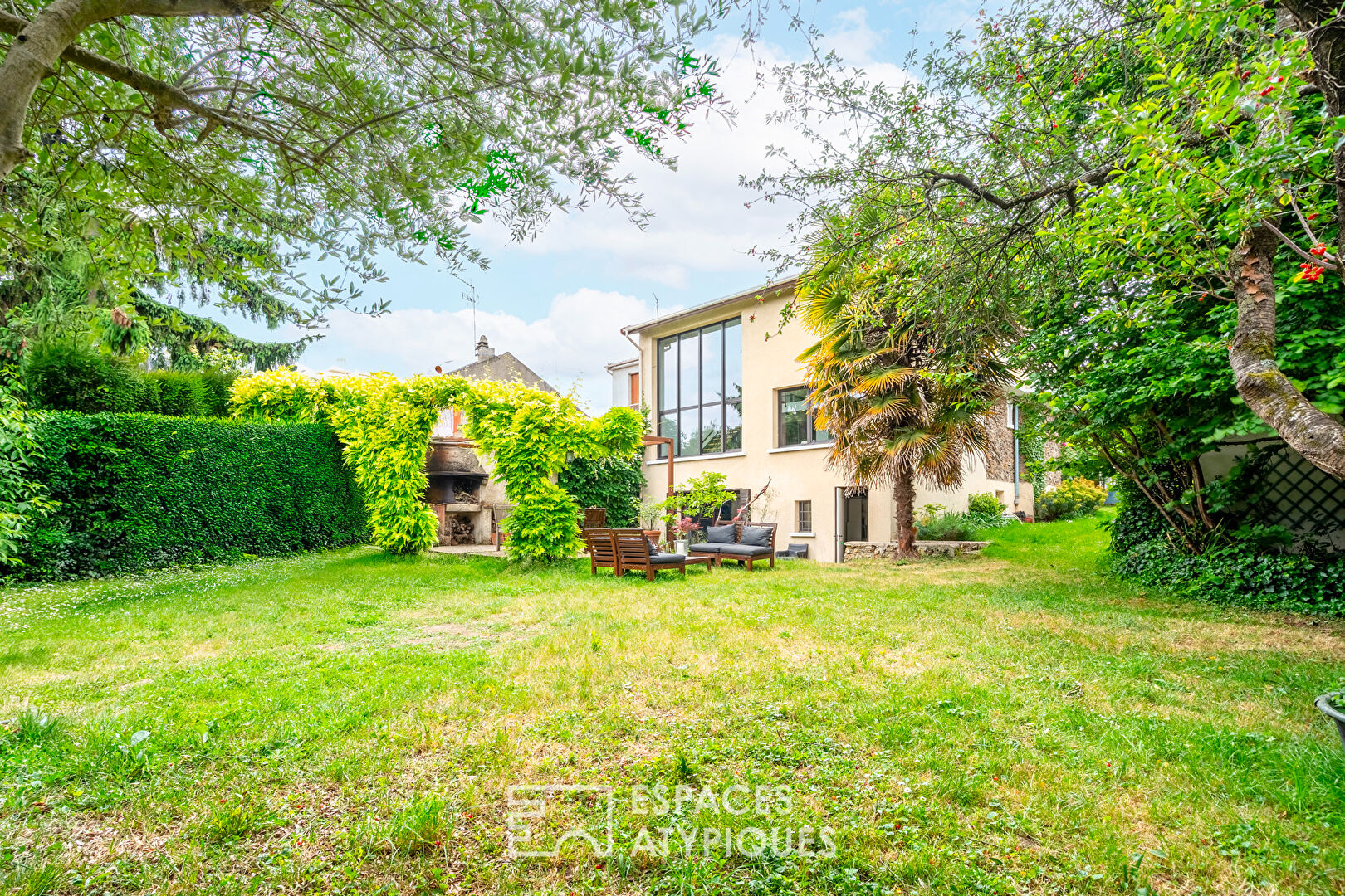 Maison meulière contemporaine avec jardin bucolique