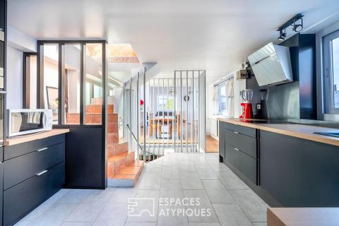 Triplex inversé avec piscine intérieure, terrasse et studio indépendant