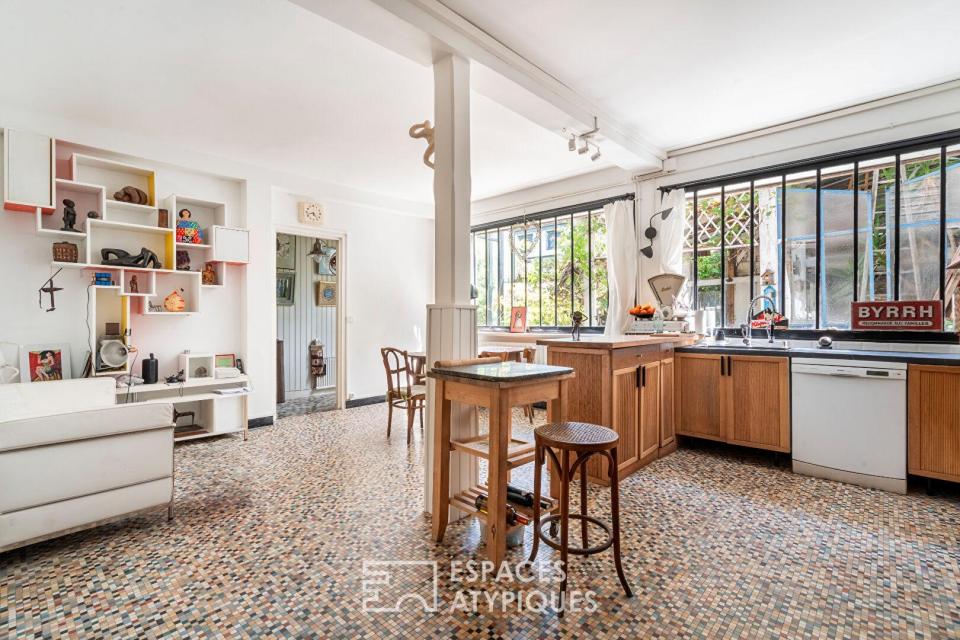 Maison avec dépendance et atelier autour d'un jardin arboré