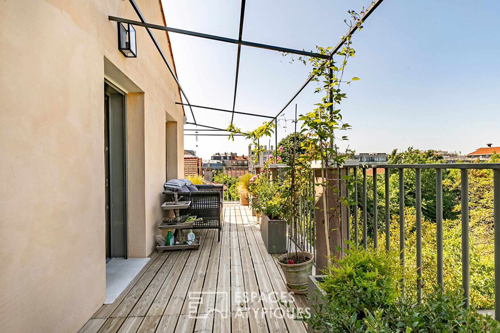 Bio-climatic architect’s house in absolute calm