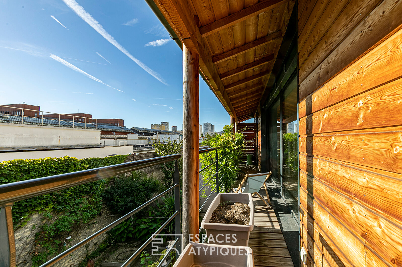 Low-consumption architect-designed house and its bucolic garden