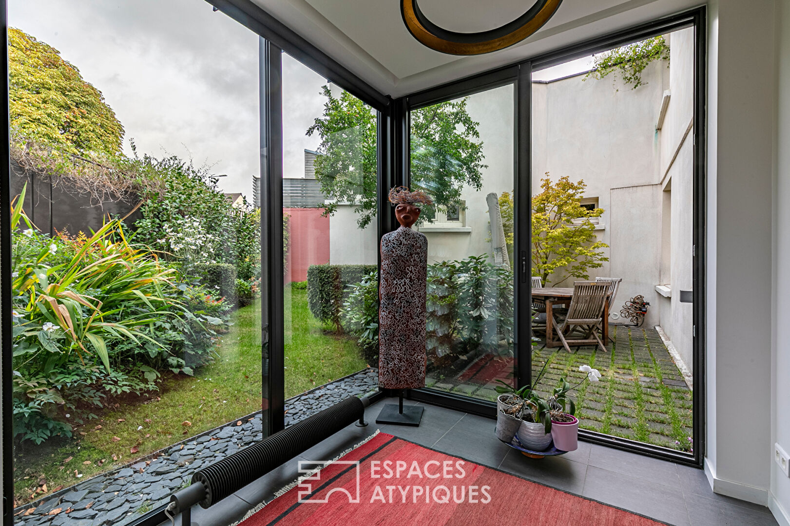 Maison d’architecte avec terrasse et jardin au calme absolu