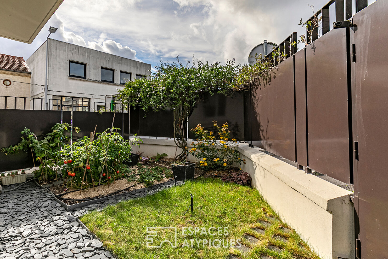 Maison d’architecte avec terrasse et jardin au calme absolu