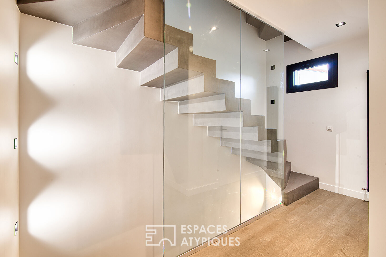 Contemporaine familiale avec terrasse et jardin