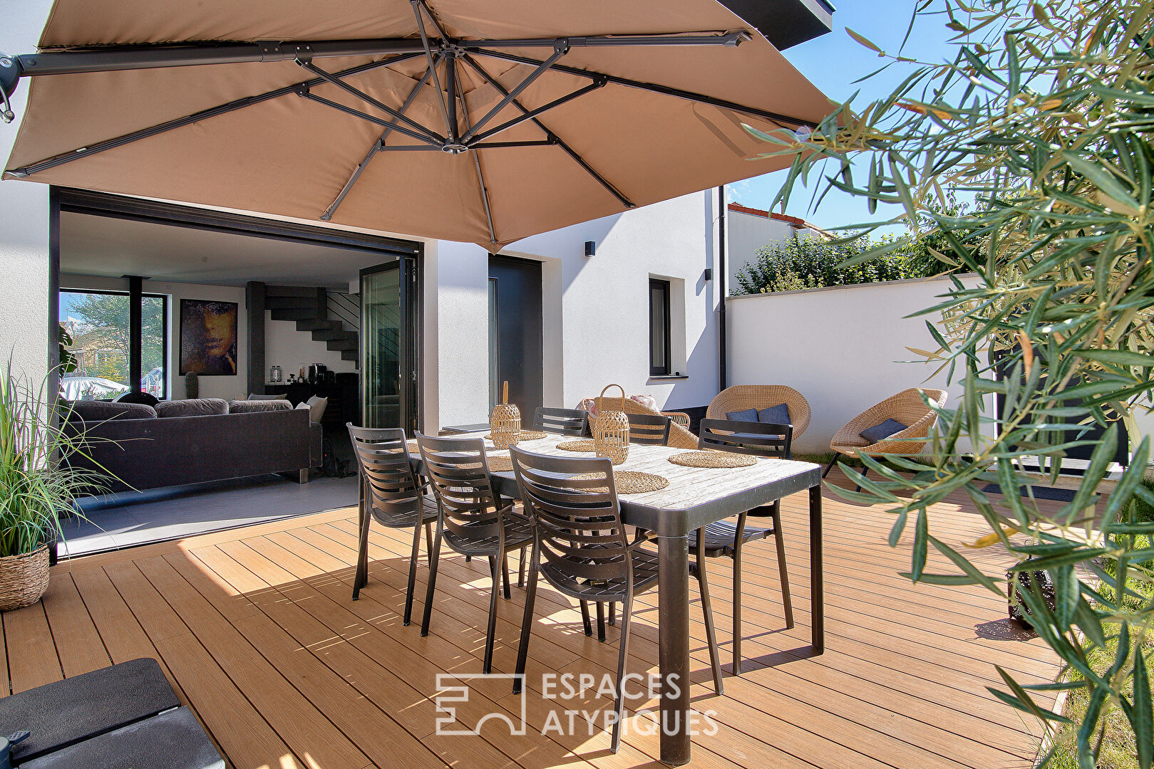 Contemporaine familiale avec terrasse et jardin