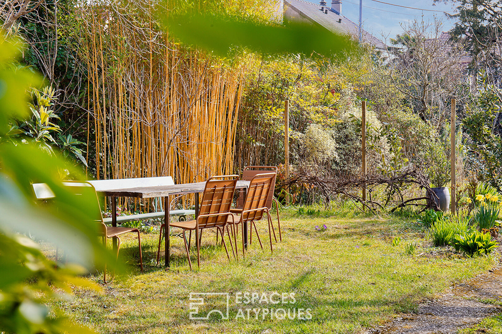 Rare family house with garden in an idyllic setting