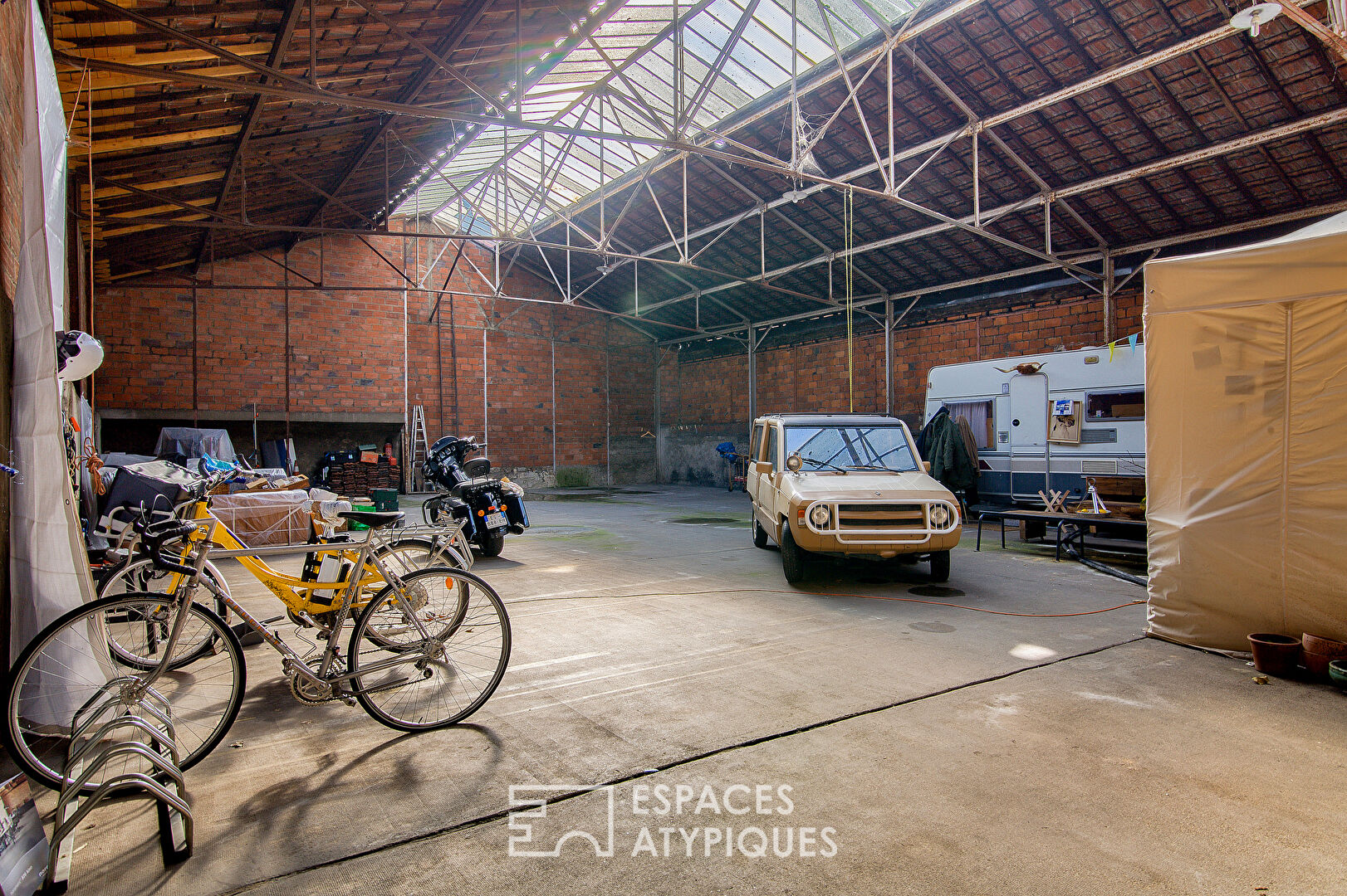 Hangar in Charenton/St Maurice near woods with building permit accepted