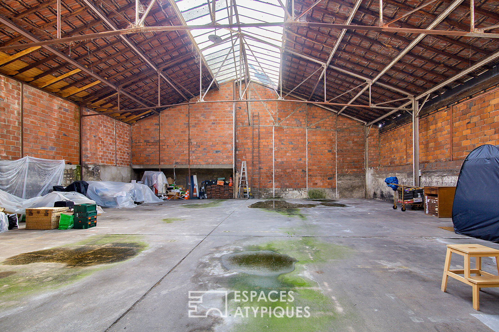 Hangar in Charenton/St Maurice near woods with building permit accepted