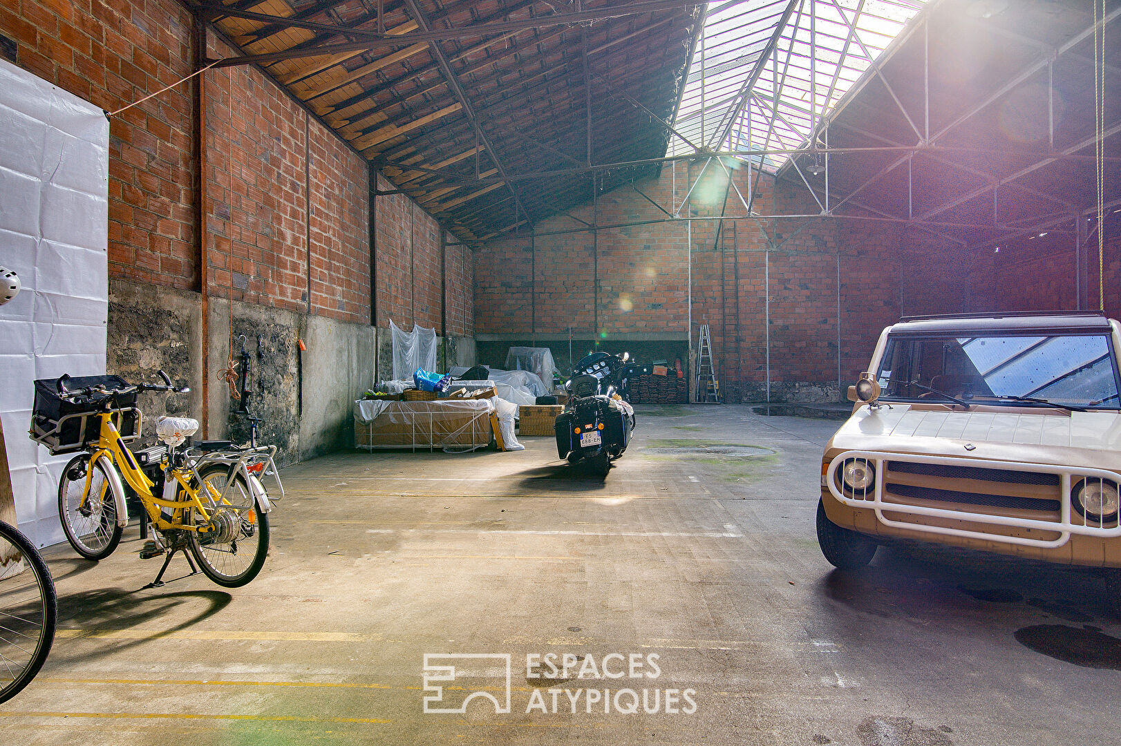 Hangar in Charenton/St Maurice near woods with building permit accepted