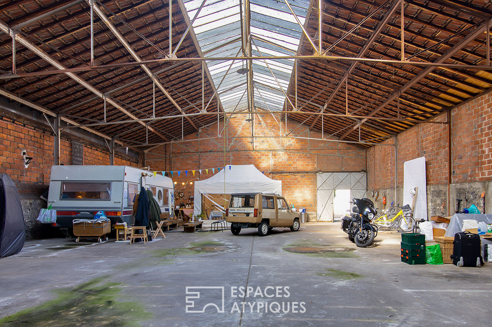 Hangar in Charenton/St Maurice near woods with building permit accepted