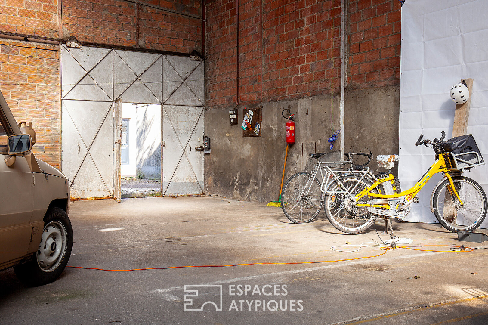 Hangar in Charenton/St Maurice near woods with building permit accepted