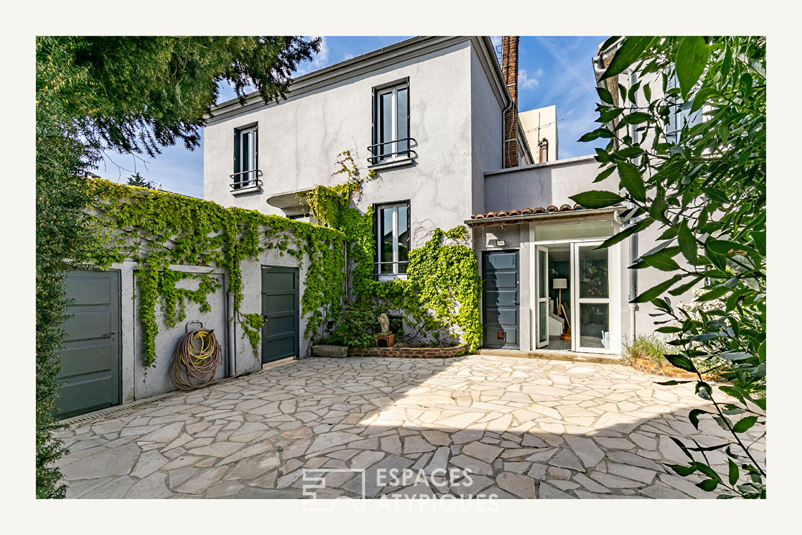 Family house with double garage and terrace