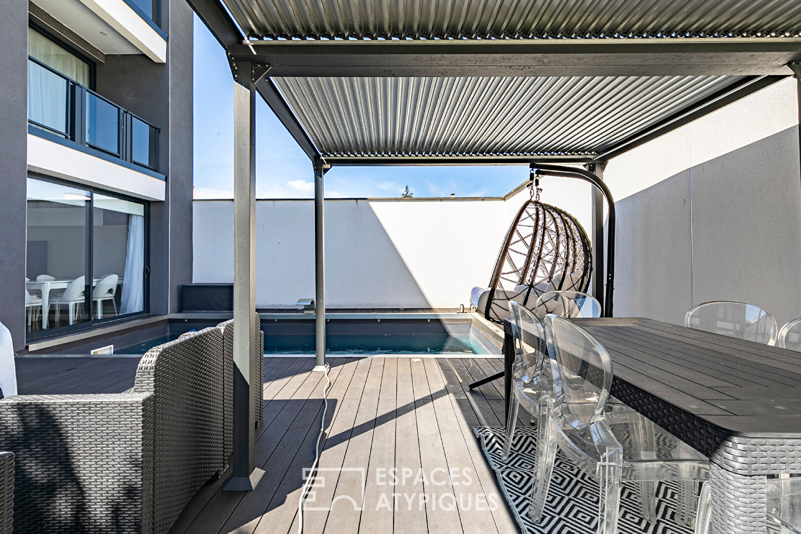 Maison d’architecte avec piscine, terrasse et jardin