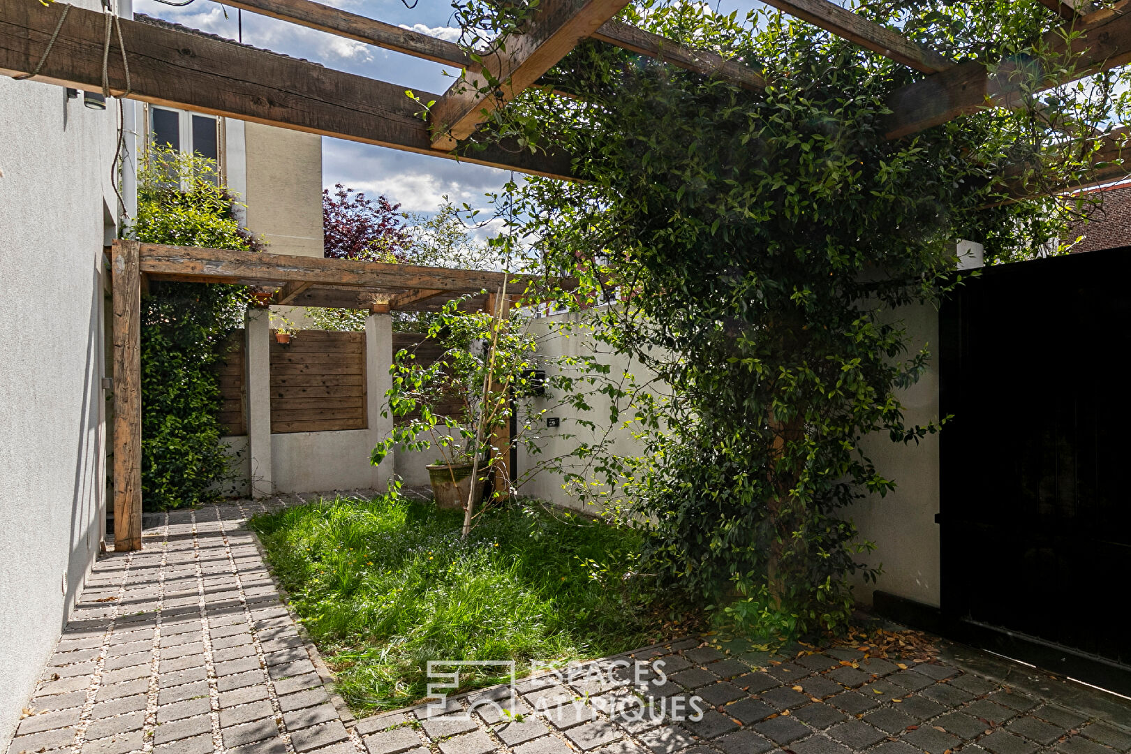 Architect-designed house with double terrace and garden