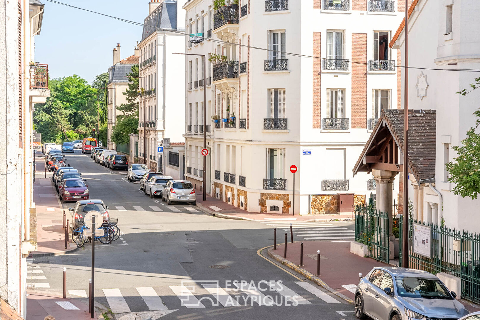 Duplex with courtyard near woods in Charenton Le Pont