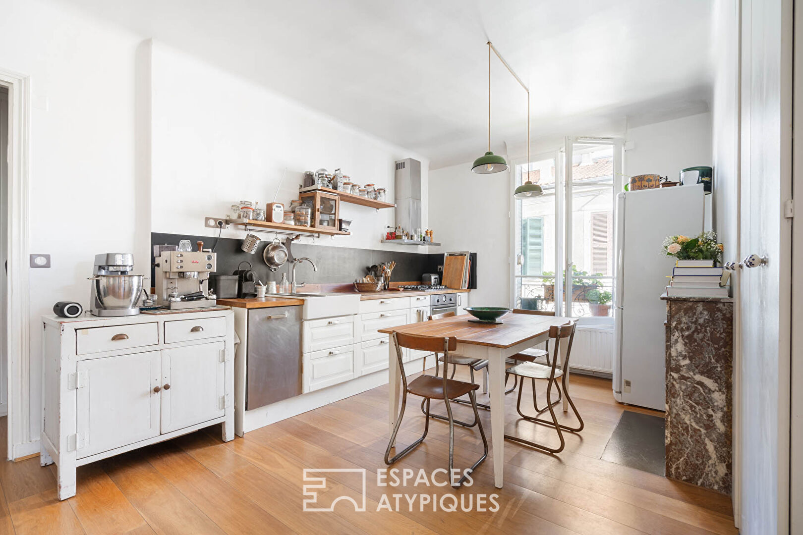 Duplex with courtyard near woods in Charenton Le Pont