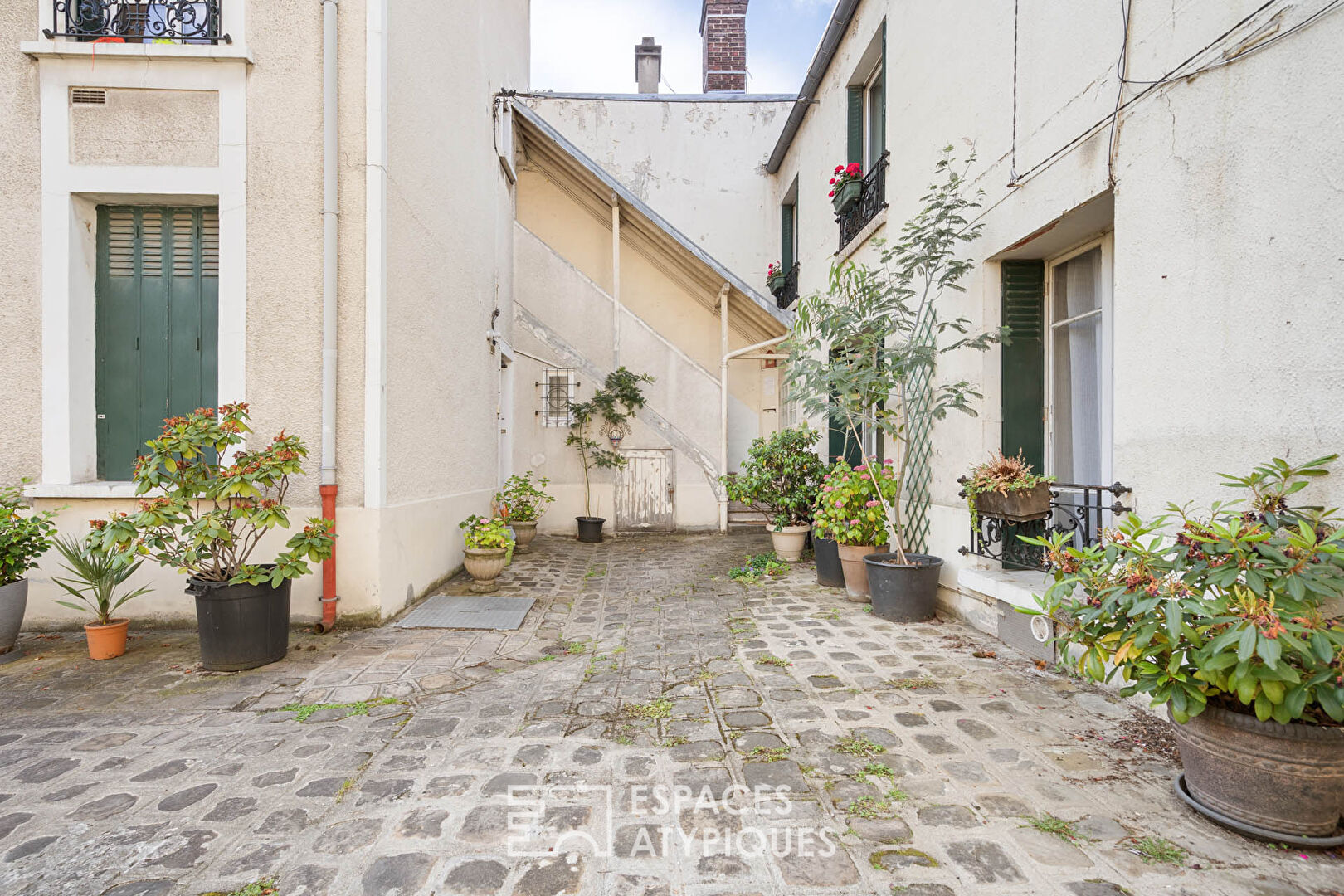 Duplex with courtyard near woods in Charenton Le Pont
