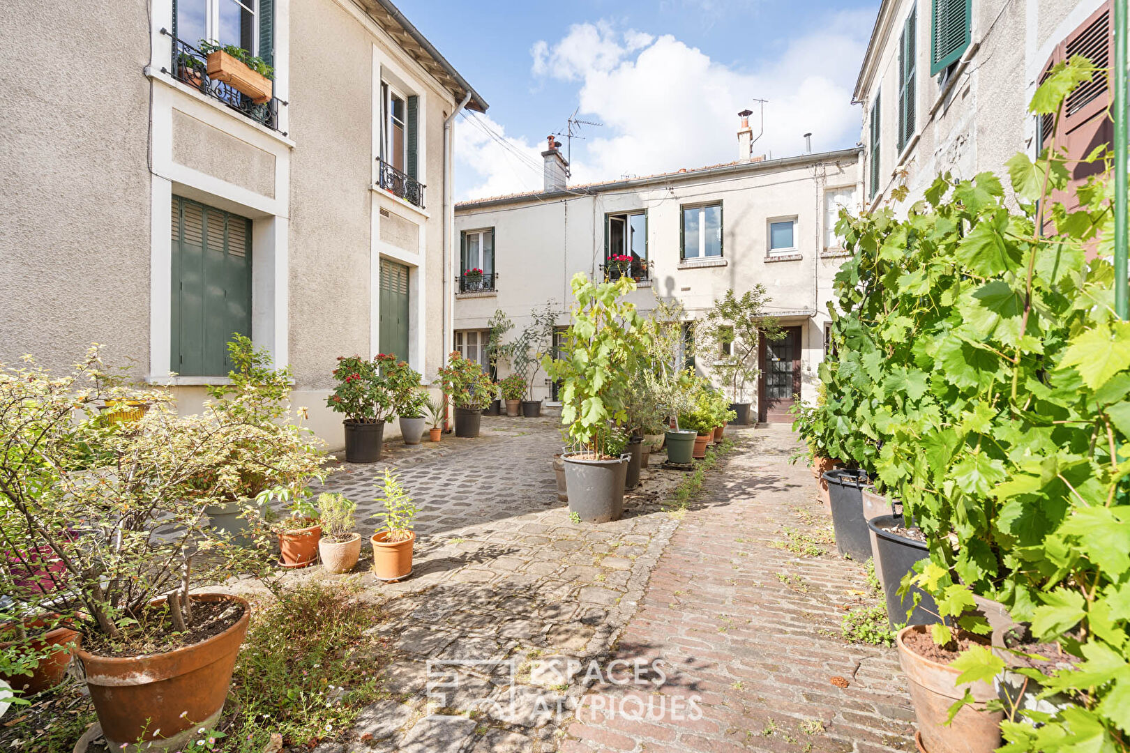 Duplex with courtyard near woods in Charenton Le Pont