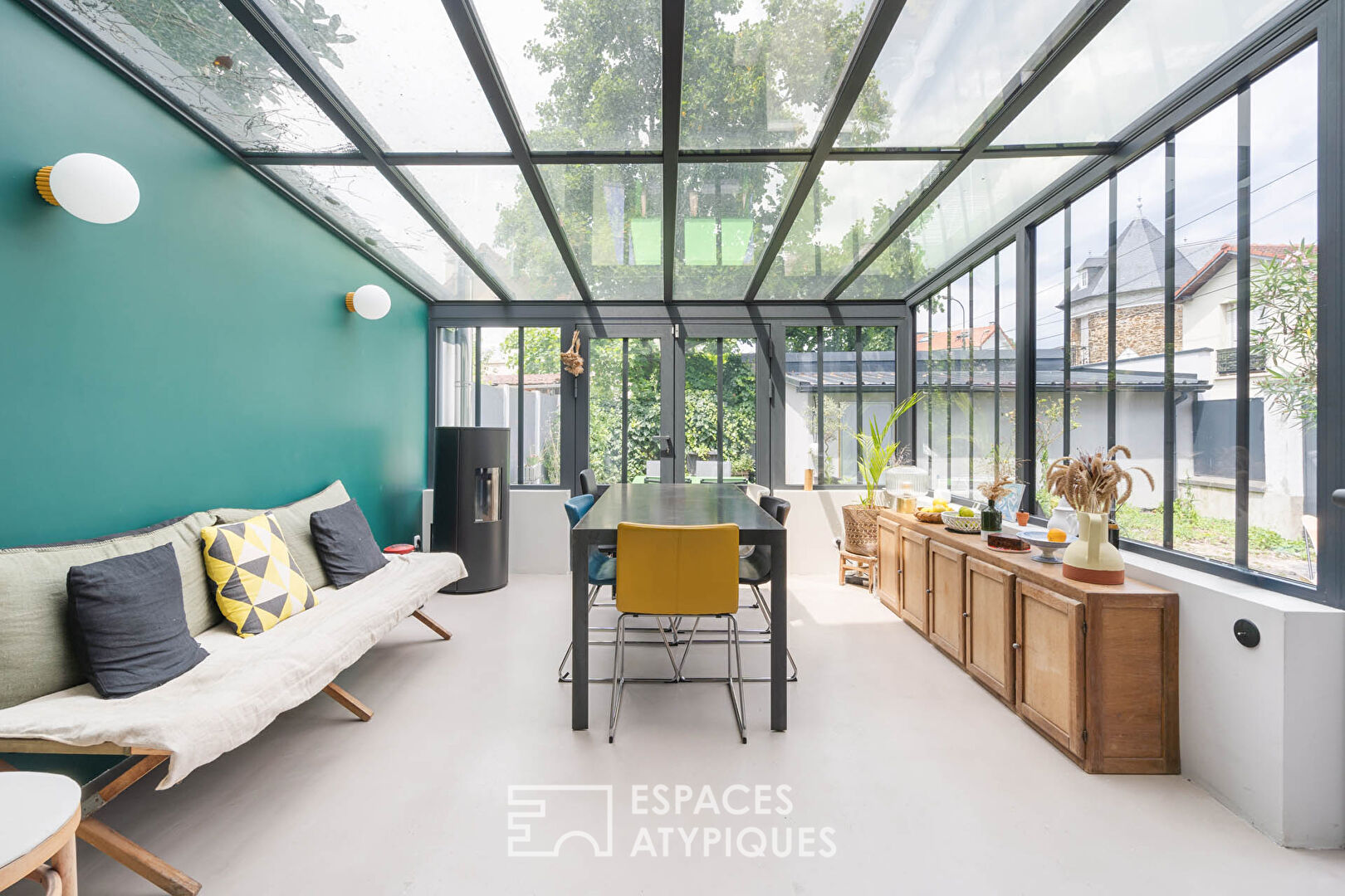 Renovated house with veranda on the banks of the Marne