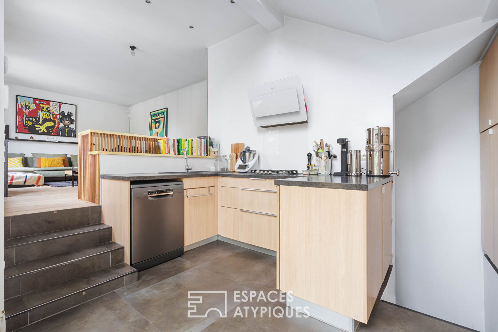 Renovated house with veranda on the banks of the Marne