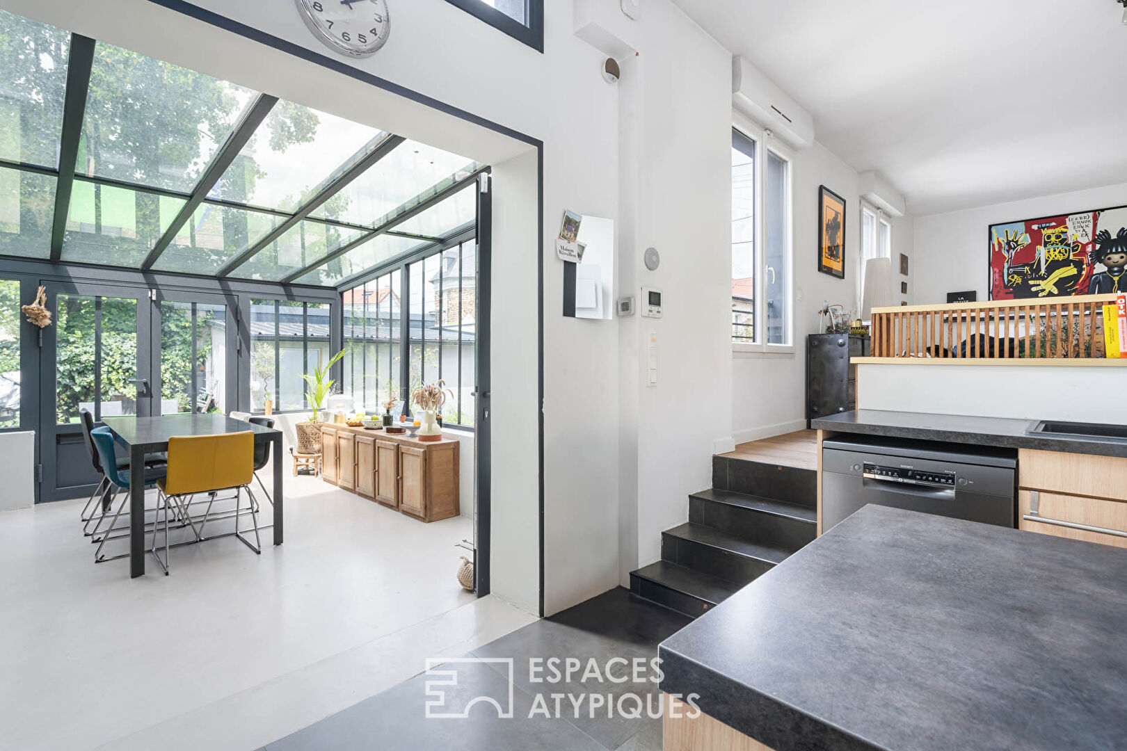 Renovated house with veranda on the banks of the Marne