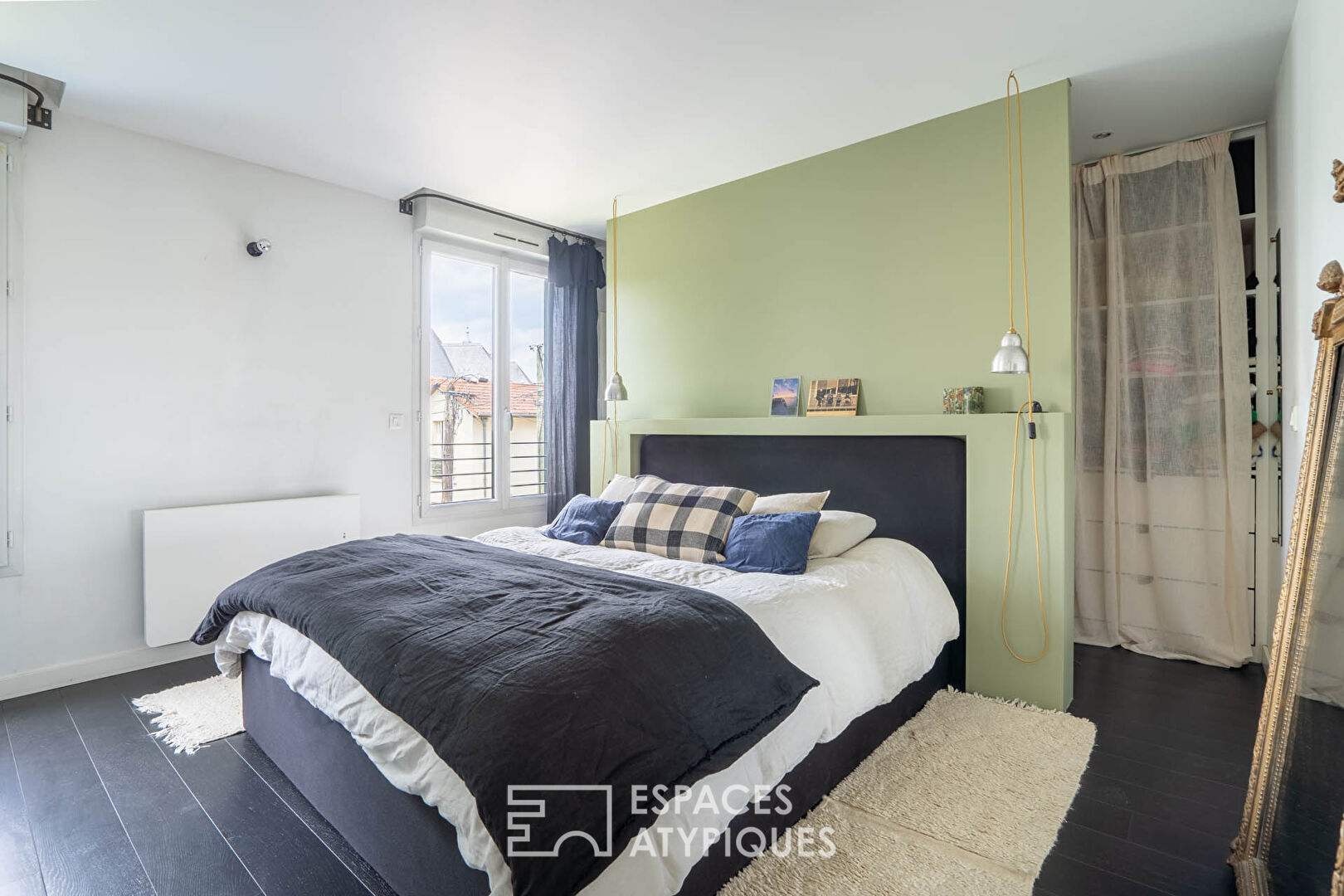 Renovated house with veranda on the banks of the Marne