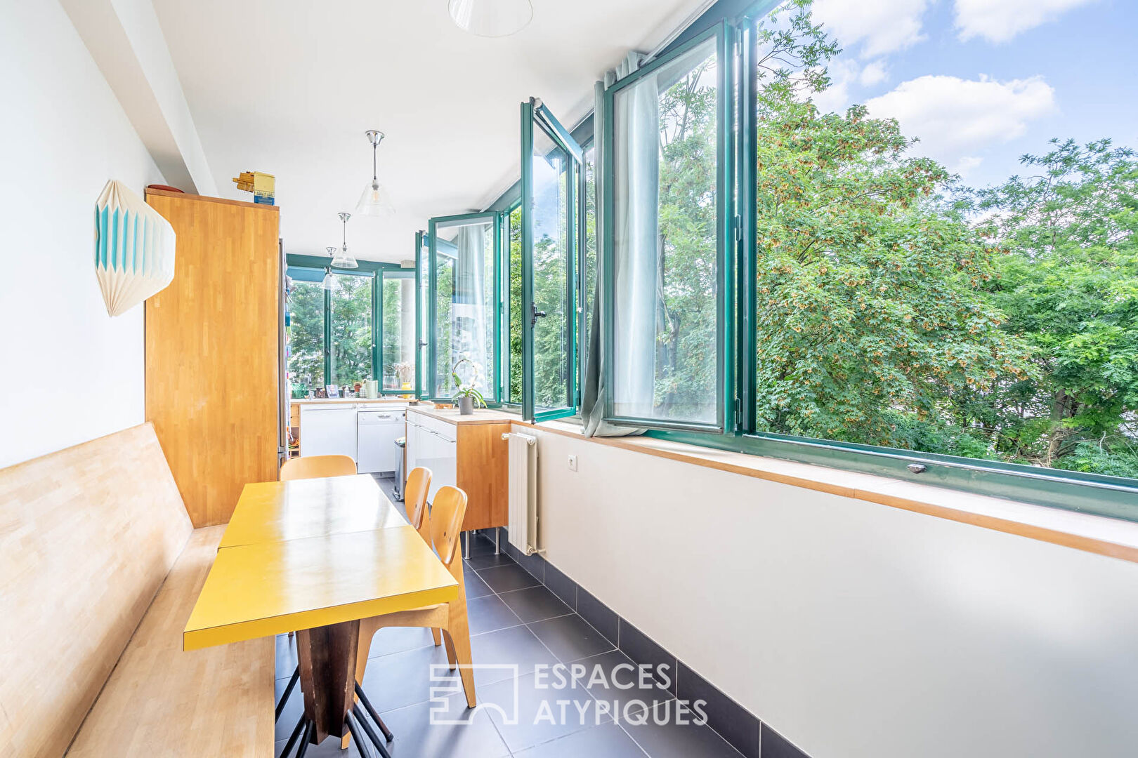 Bourgeois apartment with extension in the center of Saint-Mandé