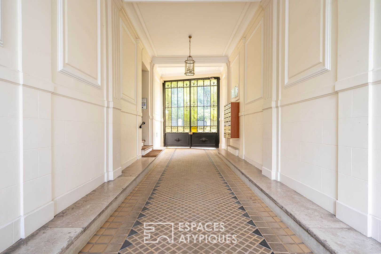 Bourgeois apartment with extension in the center of Saint-Mandé