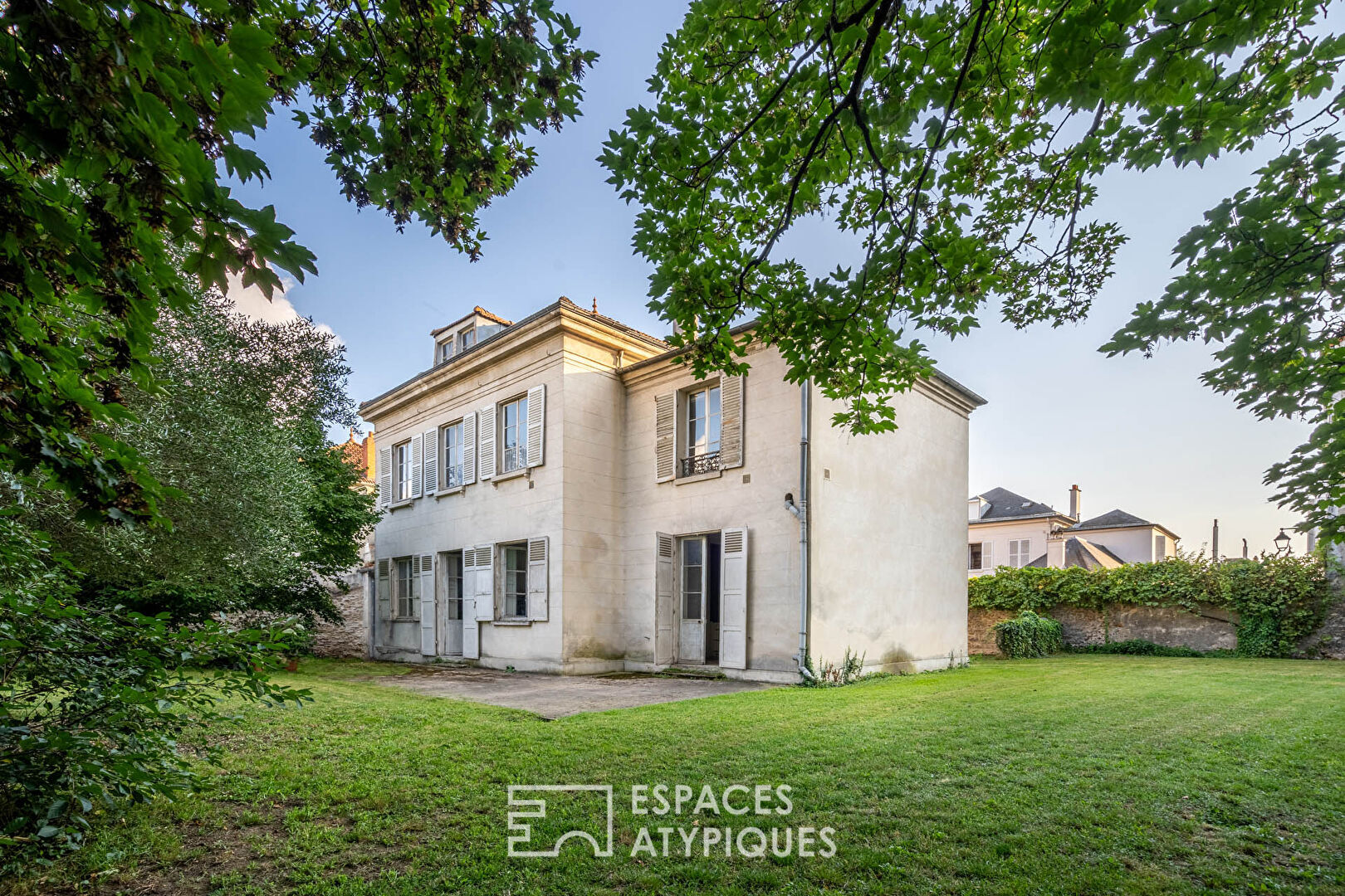 Mansion to renovate with garden near Paris