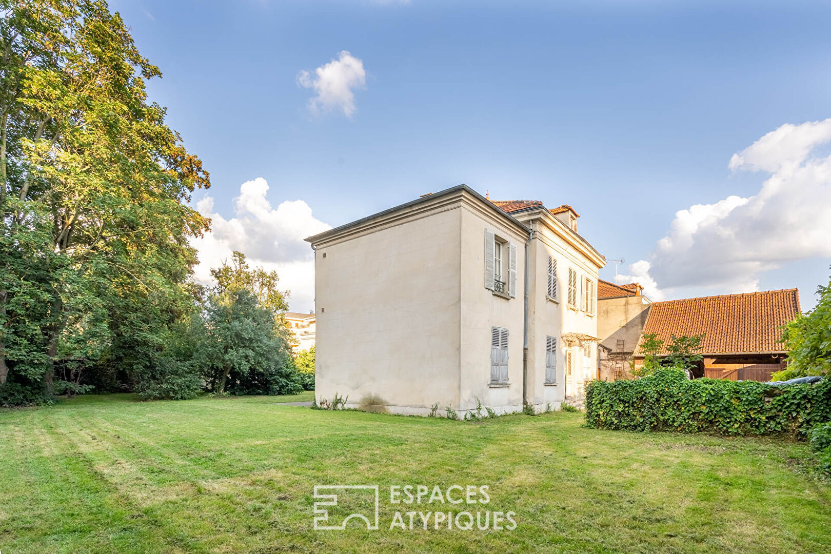 Mansion to renovate with garden near Paris