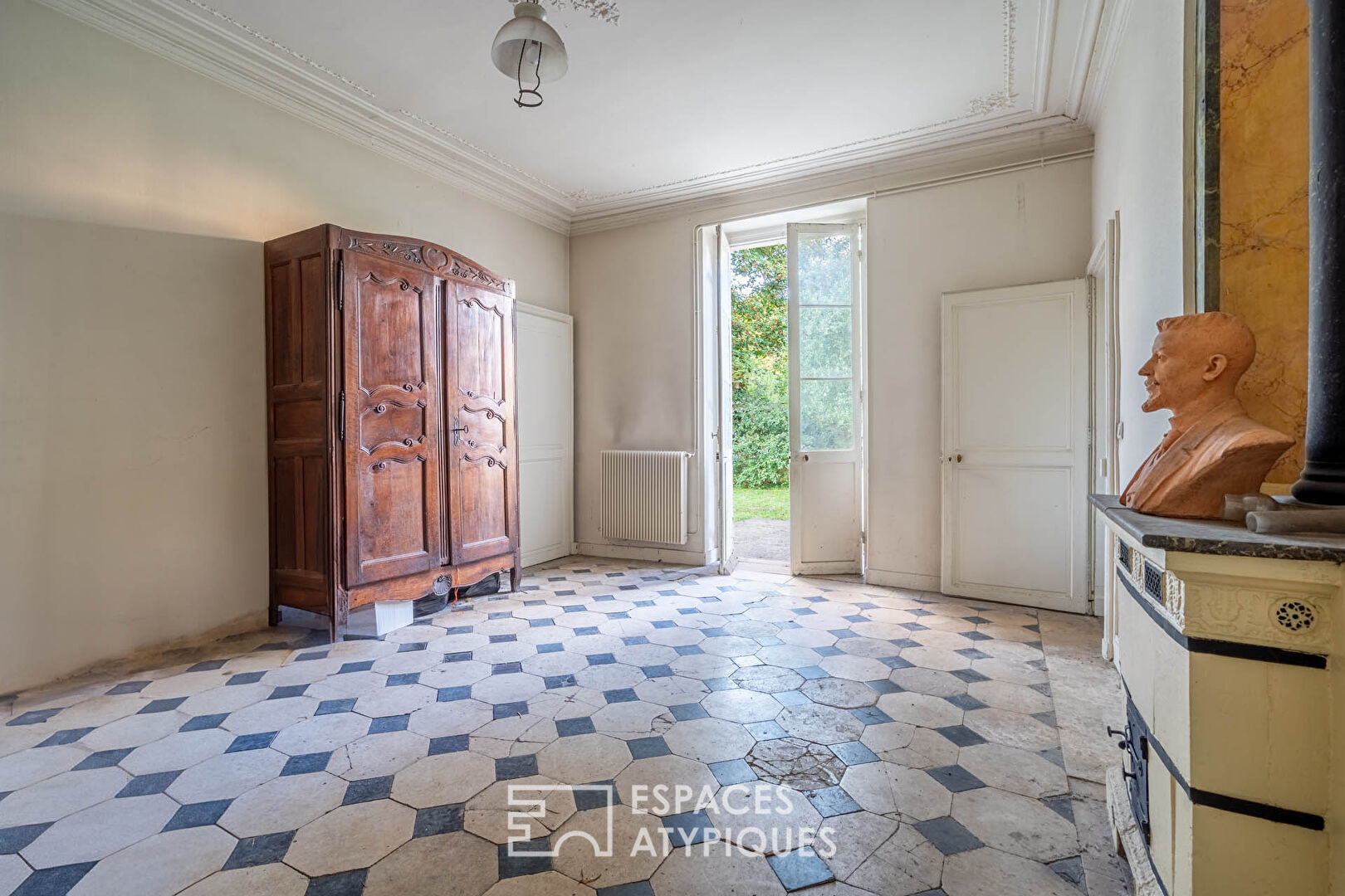 Mansion to renovate with garden near Paris