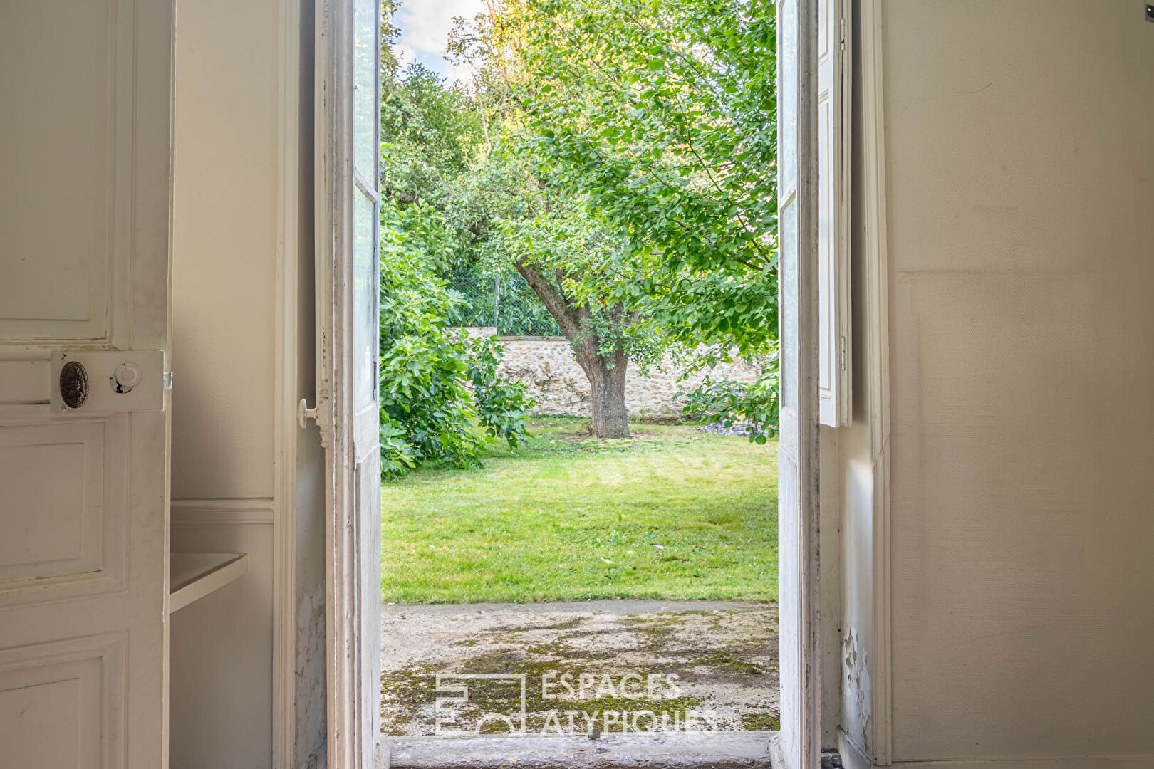 Mansion to renovate with garden near Paris