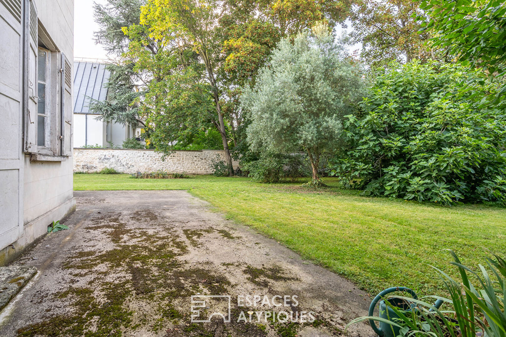 Mansion to renovate with garden near Paris