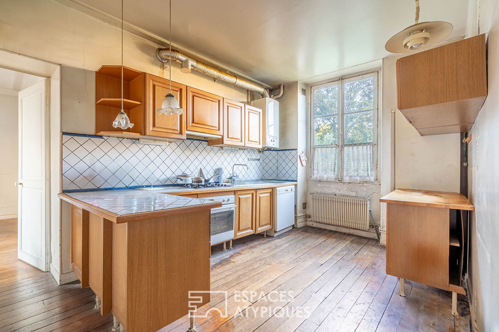 Mansion to renovate with garden near Paris