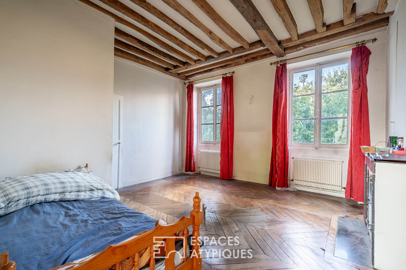 Mansion to renovate with garden near Paris