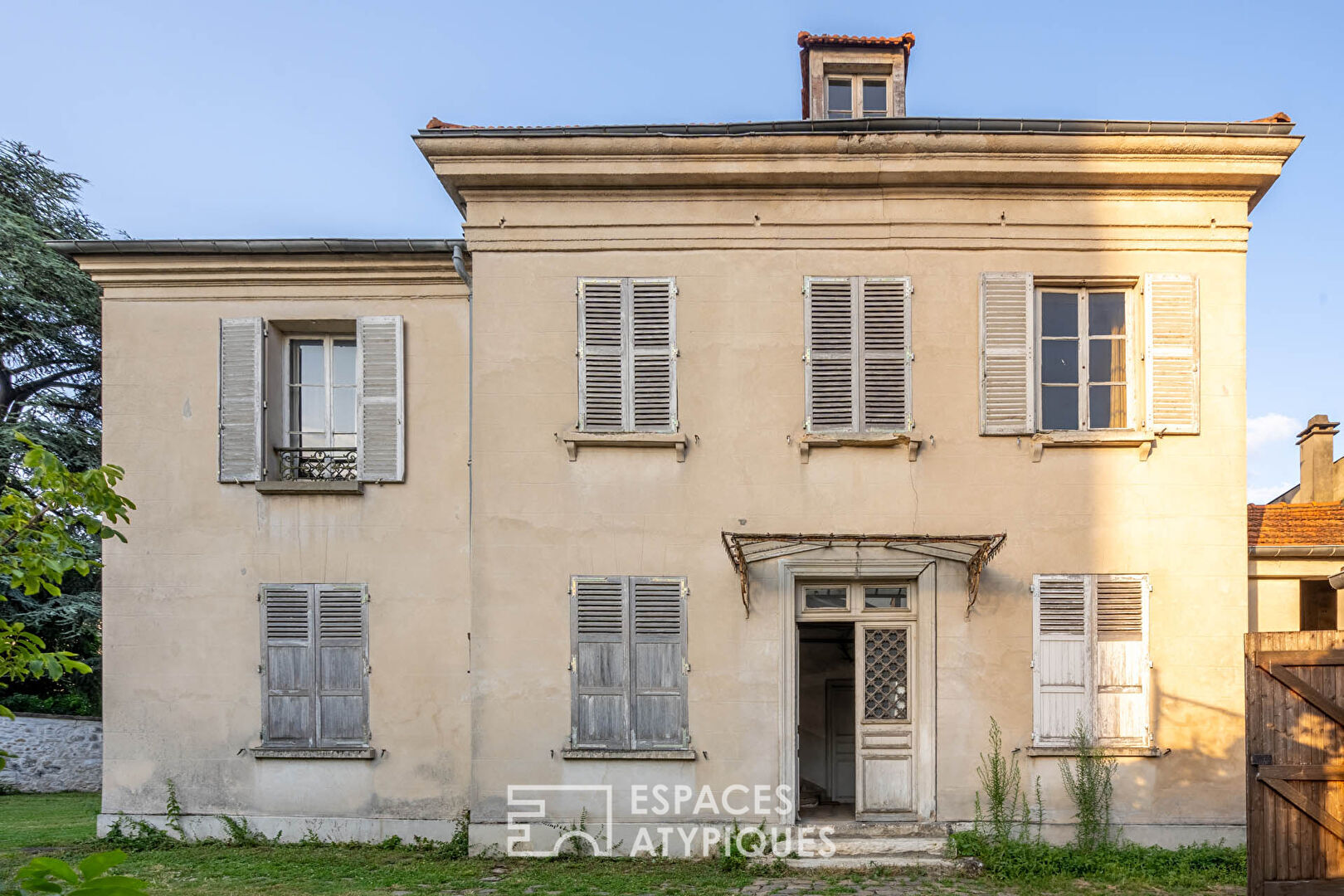 Mansion to renovate with garden near Paris